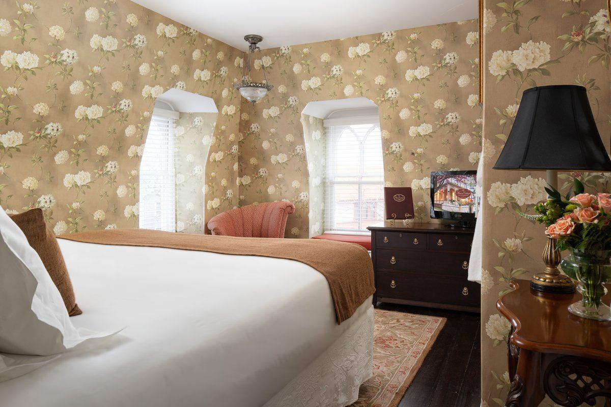 Grand Mason Superior King Suite bedroom